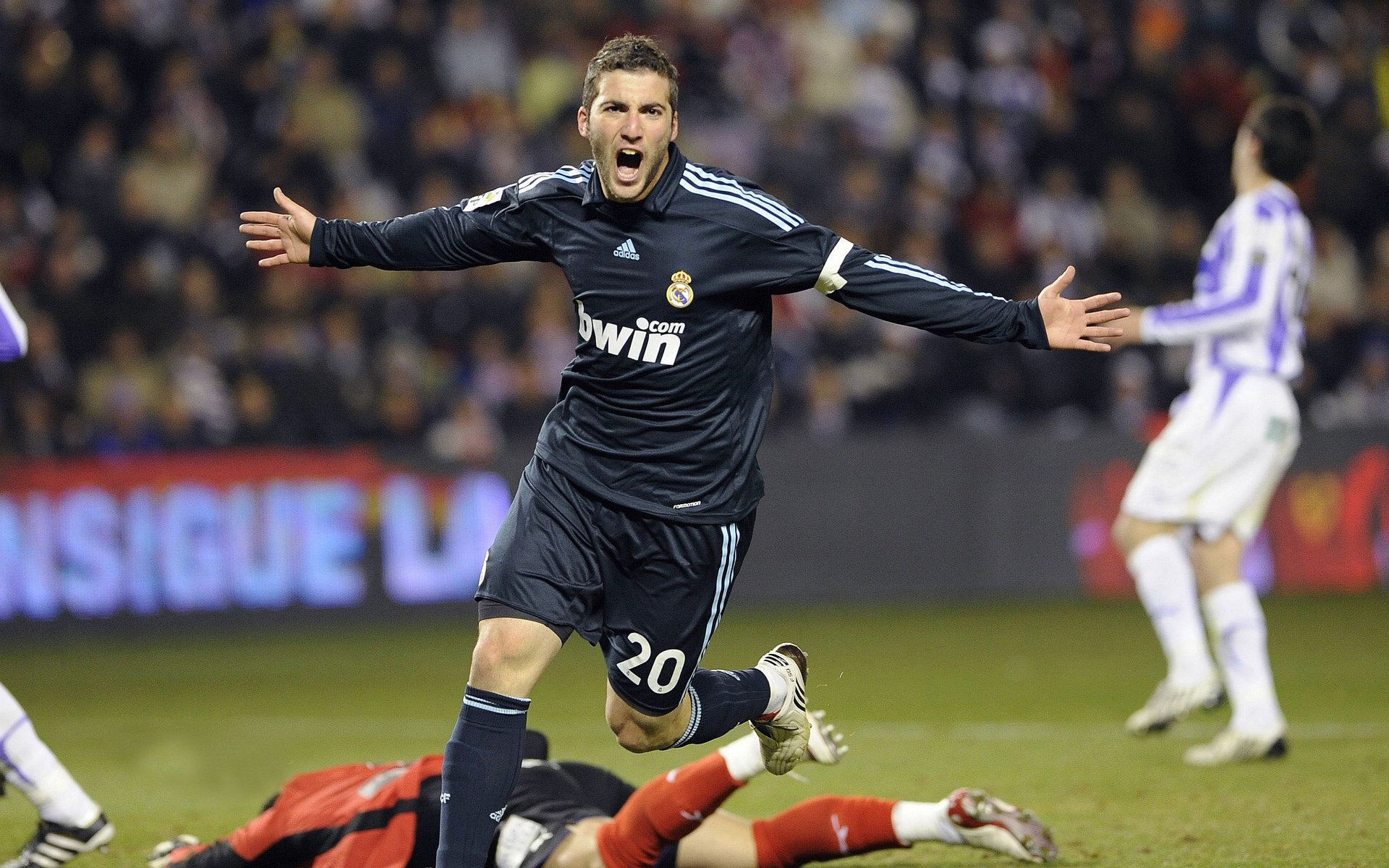 德国男子200米蛙泳选手在预赛中表现出色，晋级半决赛